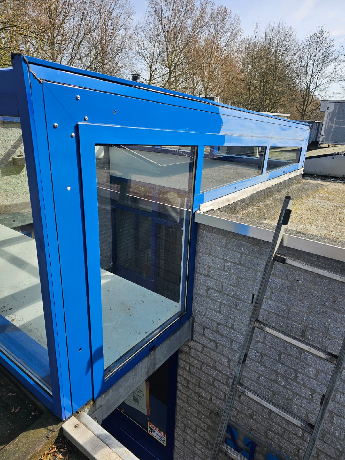 Lichtstraat en glaspartij gereinigd op een dak