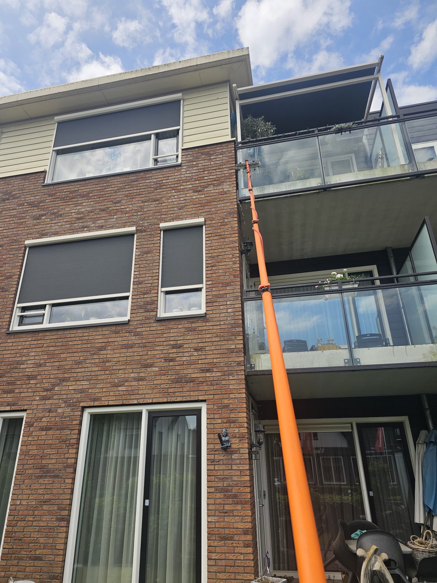Glasbewassing aan een woning met osmose-telescoopsteel